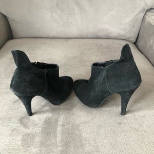 Very Volatile classic black BEAUTIFUL suede leather ankle boots.
